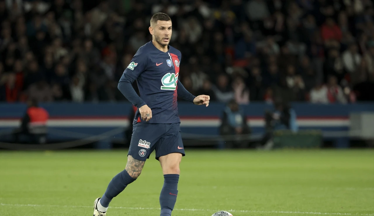 Lucas Hernández en un partido con el PSG