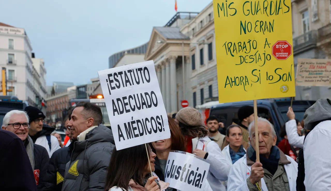 Manifestación convocada por el sindicato de médicos madrileños Amyts por un estatuto propio en el marco de las dos jornadas de huelga, el día 14 en Madrid