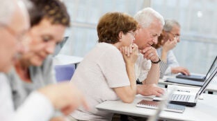 Personas mayores usando el ordenador
