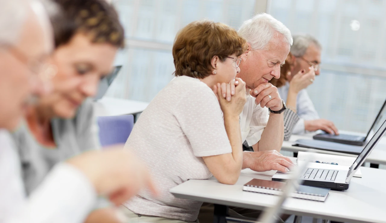 Personas mayores usando el ordenador