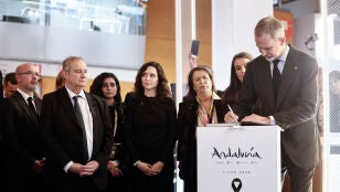 El rey Felipe VI firma en el libro de condolencias por el accidente ferroviario de Adamuz