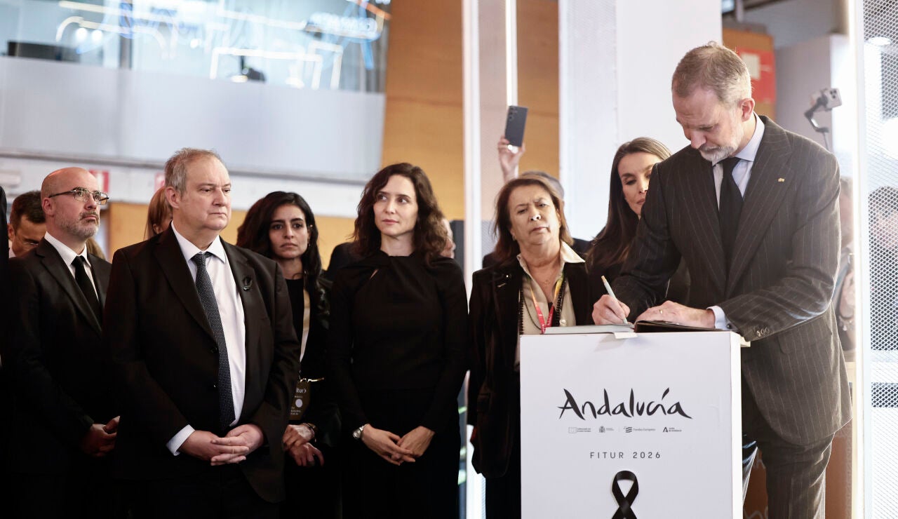 El rey Felipe VI firma en el libro de condolencias por el accidente ferroviario de Adamuz