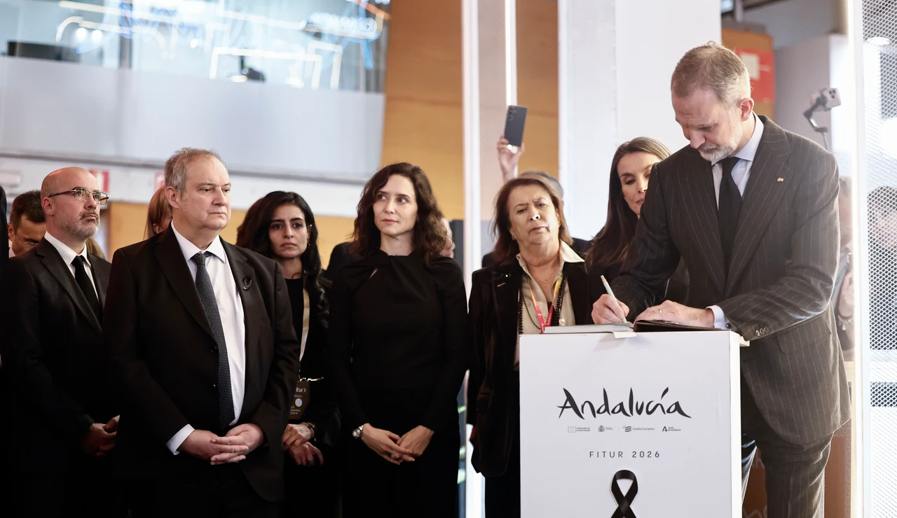 El rey Felipe VI firma en el libro de condolencias por el accidente ferroviario de Adamuz