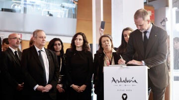 El rey Felipe VI firma en el libro de condolencias por el accidente ferroviario de Adamuz