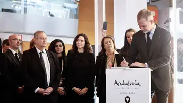El rey Felipe VI firma en el libro de condolencias por el accidente ferroviario de Adamuz El rey Felipe VI firma en el libro de condolencias por el accidente ferroviario de Adamuz