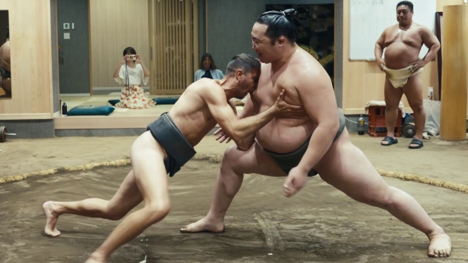 Joaquín se enfrenta a un luchador de sumo en Japón: 