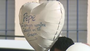 Globos blancos en memoria de Pepe