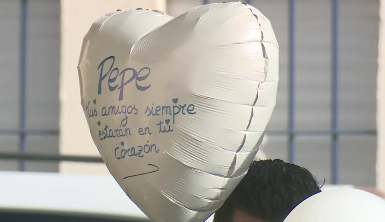 Globos blancos en memoria de Pepe