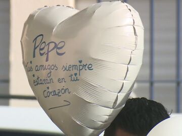 Globos blancos en memoria de Pepe