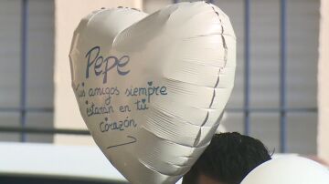 Globos blancos en memoria de Pepe