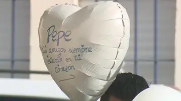 Globos blancos en memoria de Pepe Globos blancos en memoria de Pepe