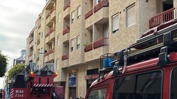 Un muerto y dos evacuados al hospital tras un incendio en un edificio de viviendas en La Laguna (Tenerife)