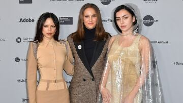 Jenna Ortega, Natalie Portman, Charli xcx en la premiere de The Gallerist en el festival de Sundance