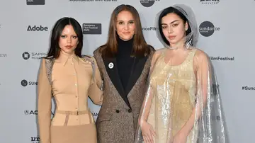 Jenna Ortega, Natalie Portman, Charli xcx en la premiere de The Gallerist en el festival de Sundance Jenna Ortega, Natalie Portman, Charli xcx en la premiere de The Gallerist en el festival de Sundance