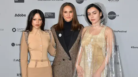 Jenna Ortega, Natalie Portman, Charli xcx en la premiere de The Gallerist en el festival de Sundance Jenna Ortega, Natalie Portman, Charli xcx en la premiere de The Gallerist en el festival de Sundance