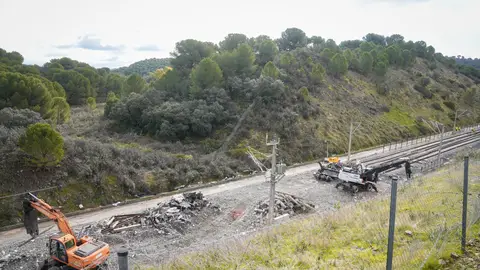 Imagen de los trabajos de limpieza en la vía de Adamuz Imagen de los trabajos de limpieza en la vía de Adamuz