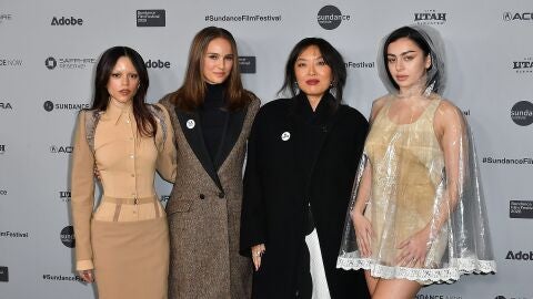 Jenna Ortega, Natalie Portman, Cathy Yan, Charli xcx en la premiere de The Gallerist en el festival de Sundance