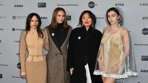 Jenna Ortega, Natalie Portman, Cathy Yan, Charli xcx en la premiere de The Gallerist en el festival de Sundance Jenna Ortega, Natalie Portman, Cathy Yan, Charli xcx en la premiere de The Gallerist en el festival de Sundance