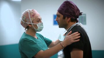 El poderoso mensaje de Bahar que rescata a Evren de su propio abismo: &ldquo;Ser m&eacute;dico es algo sagrado&rdquo;