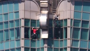 Alex Honnold corona el rascacielos Taip&eacute;i 101 sin cuerdas