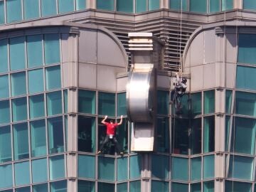 Alex Honnold corona el rascacielos Taip&eacute;i 101 sin cuerdas