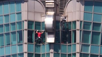 Alex Honnold corona el rascacielos Taip&eacute;i 101 sin cuerdas