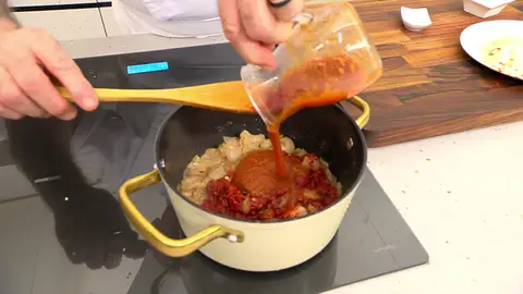 Incorpora la salsa de tomate y la zanahoria troceada Incorpora la salsa de tomate y la zanahoria troceada