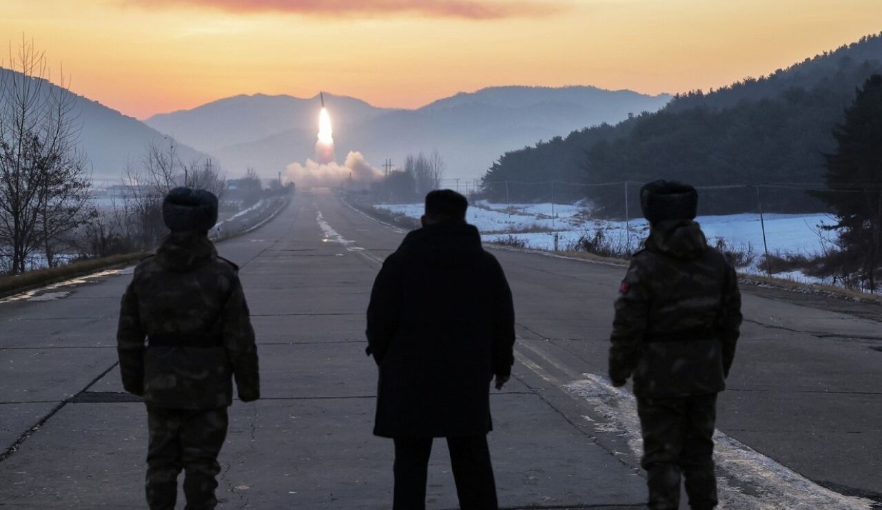 Kim Jong Un durante un ensayo de un misil hipers&oacute;nico norcoreano