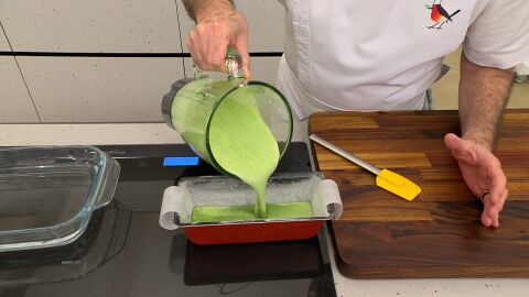 Introduce el molde en una fuente con agua tibia (baño maría) y hornea