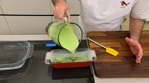 Introduce el molde en una fuente con agua tibia (baño maría) y hornea Introduce el molde en una fuente con agua tibia (baño maría) y hornea