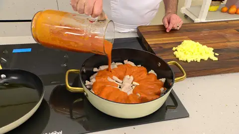 Pon las manitas en una tartera y vierte la salsa por encima Pon las manitas en una tartera y vierte la salsa por encima