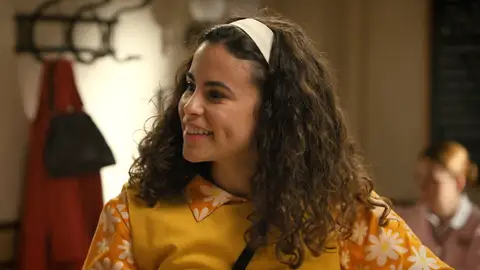 Mabel comienza a trabajar en Perfumerías de la Reina… ¡Y conoce a Salva y Claudia! Mabel comienza a trabajar en Perfumerías de la Reina… ¡Y conoce a Salva y Claudia!