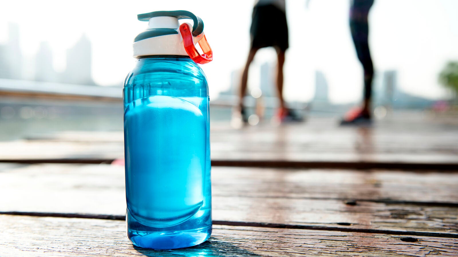 Cómo identificar las botellas de agua de plástico que conviene evitar para cuidar tu salud