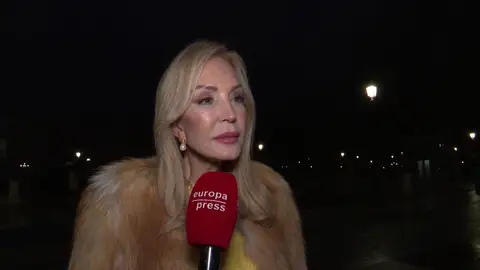 Carmen Lomana contestanto a la prensa Carmen Lomana contestanto a la prensa