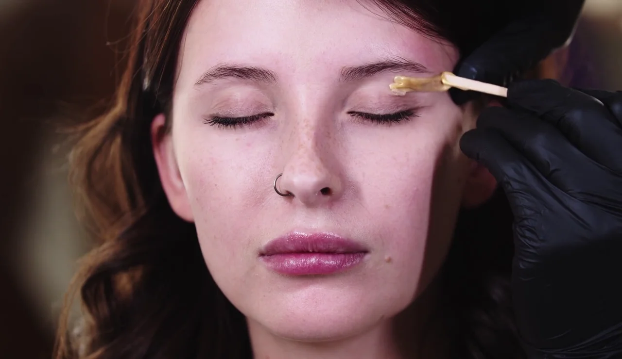 Estos son los riesgos de raparse las cejas por moda