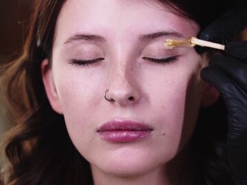 Estos son los riesgos de raparse las cejas por moda