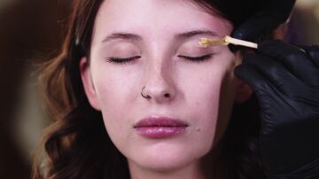 Estos son los riesgos de raparse las cejas por moda