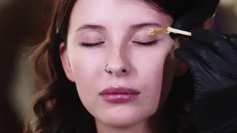 Estos son los riesgos de raparse las cejas por moda Estos son los riesgos de raparse las cejas por moda