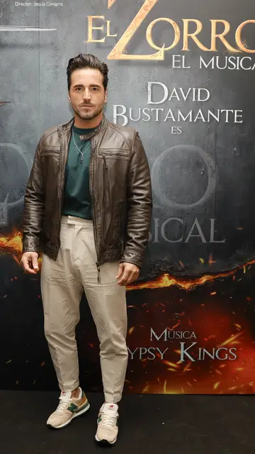 David Bustamante posando para la prensa David Bustamante posando para la prensa