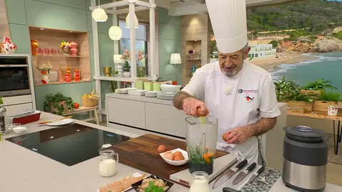 Casca los huevos y añádelos Casca los huevos y añádelos