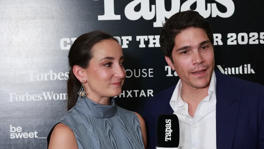 Lucía Pombo anuncia su embarazo tras el desliz de Pablo Castellano con el "séptimo nieto", que intensificó los rumores Lucía Pombo y Pablo Castellano en un photocall
