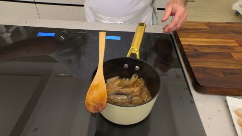 Cubre con dos dedos de agua, sazona y deja que hierva