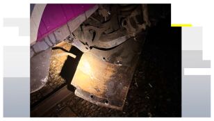 Una roca impacta con el morro de un Alvia