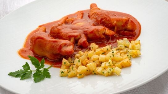 Manitas de cordero en salsa picante con patatitas