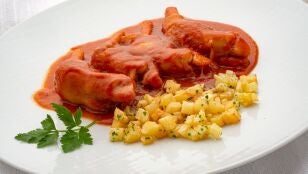 Manitas de cordero en salsa picante con patatitas