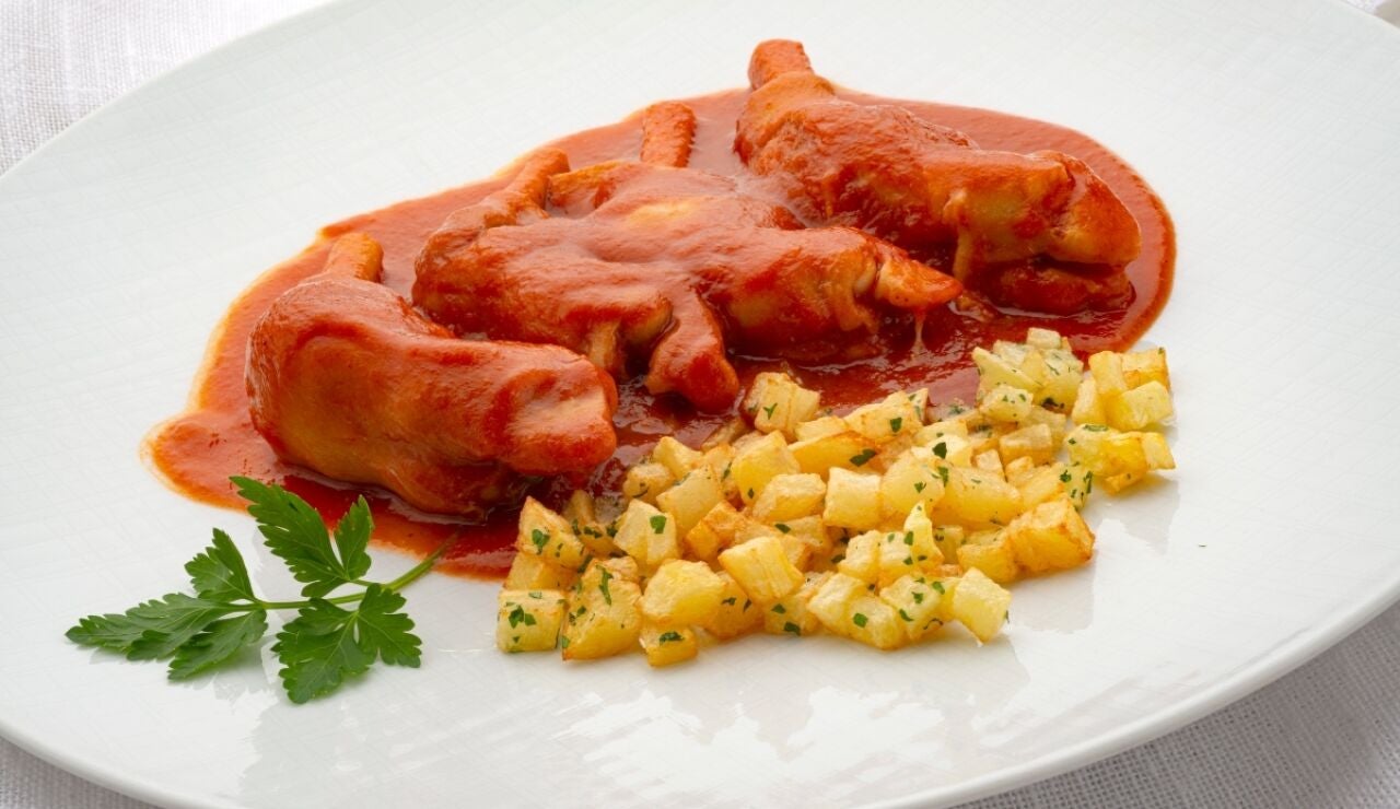 Manitas de cordero en salsa picante con patatitas