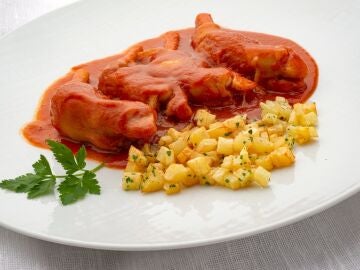 Manitas de cordero en salsa picante con patatitas