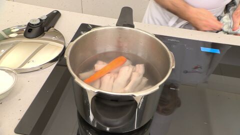 Pon agua a calentar en la olla rápida e incorpora las manitas