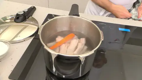 Pon agua a calentar en la olla rápida e incorpora las manitas Pon agua a calentar en la olla rápida e incorpora las manitas