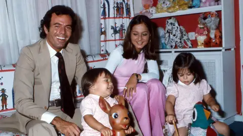 Julio Iglesias e Isabel Preysler jugando con sus hijos Chábeli y Julio José Julio Iglesias e Isabel Preysler jugando con sus hijos Chábeli y Julio José